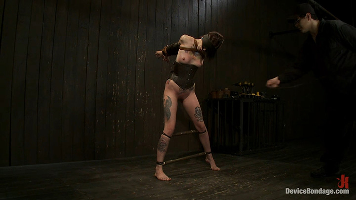 猎奇调教【DeviceBondage】厂牌精品,满身纹身的精神小妹被强制调教