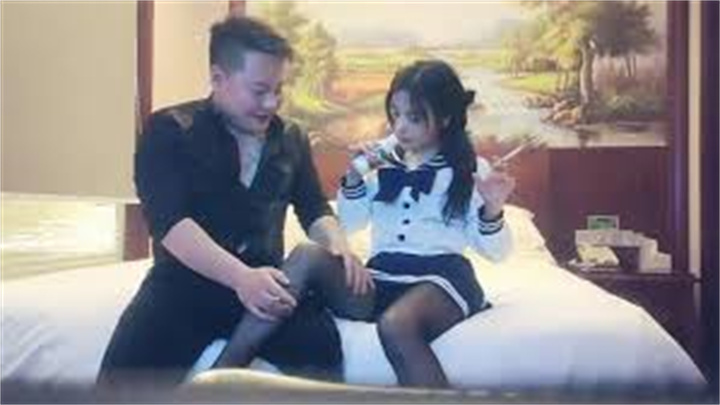 性感黑丝短裙JK装妹子,聊聊天妹子骚起来扭动,特写蹲着口交扣逼后入猛操