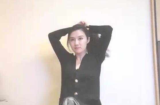 约了 个长 相甜 美黑 衣极 品妹 子 舌 吻 舔 弄调 情口 交 后 入