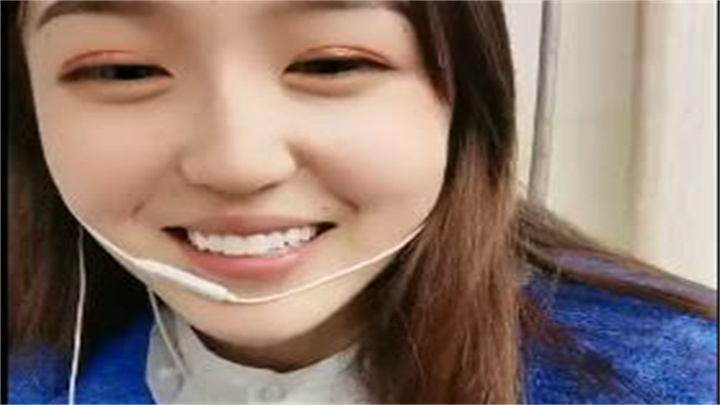 课上让闺蜜掩护偷偷漏咪咪,回宿舍脱光光。